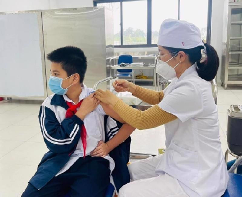 A student gets vaccinated against COVID-19. (Photo: VNA)