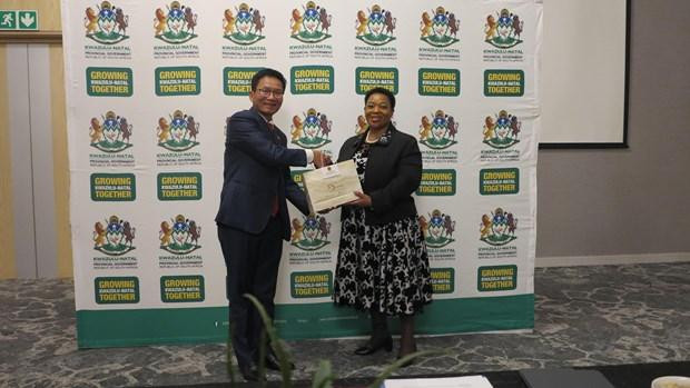 Vietnamese Ambassador to South Africa Hoang Van Loi (left) presents a souvenir to Nomusa Dube-Ncube, Premier of KwaZulu-Natal province. (Photo: VNA)