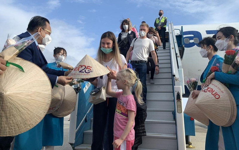 Foreign passengers welcomed at Cam Ranh International Airport in Khanh Hoa province (Photo: VOV)
