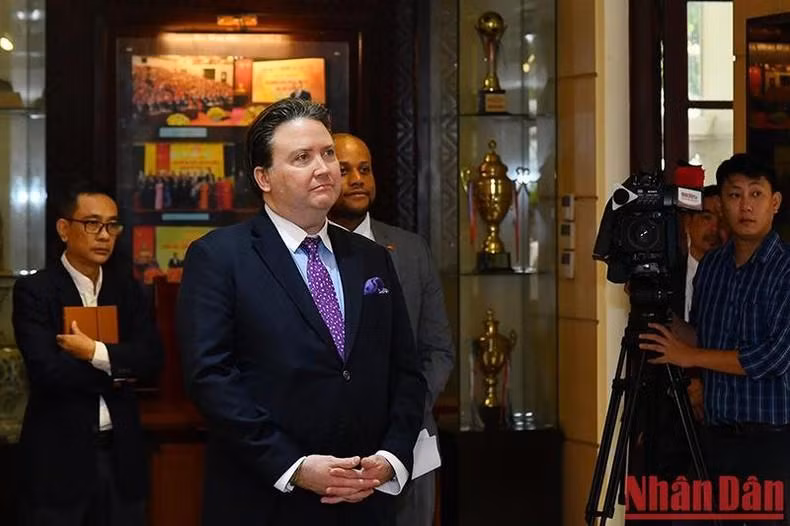 US Ambassador to Vietnam Marc E. Knapper, watching a documentary on the history and development of Nhan Dan newspaper, at the newspaper’s traditional house. (Photo: NDO/Thuy Nguyen)