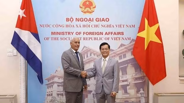 Vietnamese Deputy Minister of Foreign Affairs Ha Kim Ngoc (R) and Cuba’s First Deputy Minister of Foreign Affairs Gerardo Peñalver Portal (Photo: VNA)