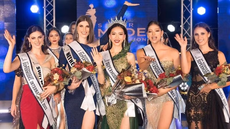 Bui Quynh Hoa (centre) crowned Supermodel International 2022 (Photo: Huy Tran)