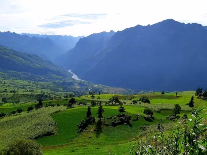 Standing in Suoi Thau Meadow, visitors can see the communes of Xin Man District (Photo: VNExpress)