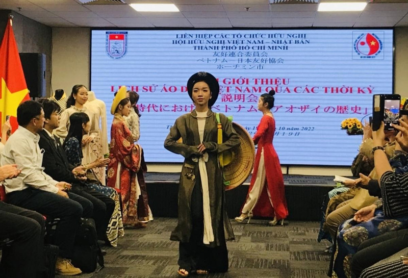 Vietnamese Ao Dai introduced to Japanese friends (Photo: VOV)