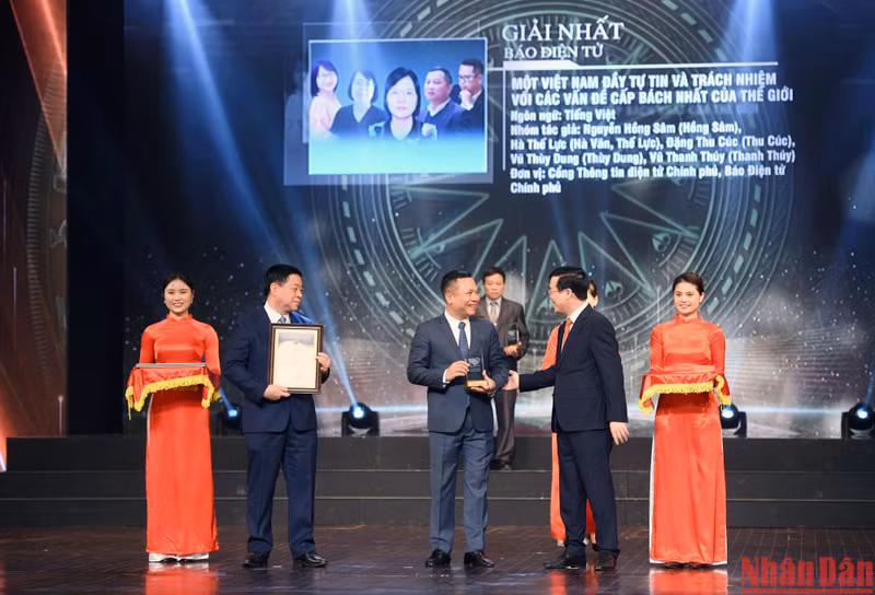 Winners of 8th National External Information Service Awards honoured