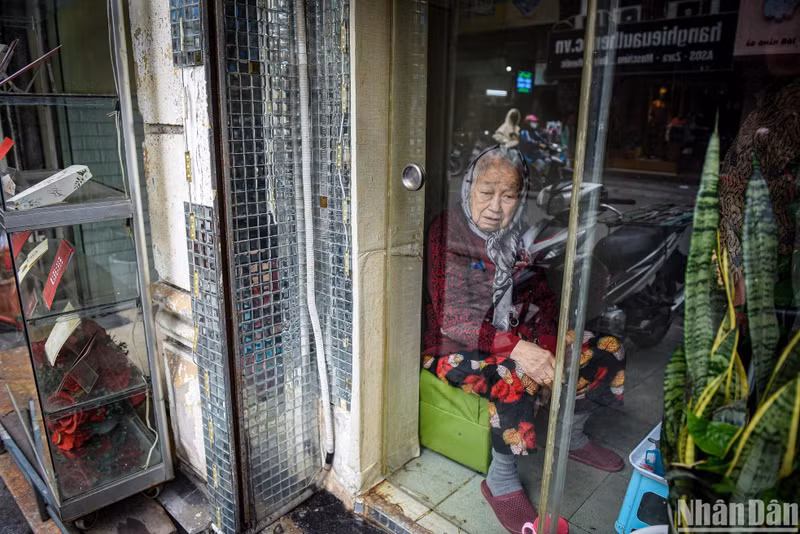 Elders are advised to keep warm and avoid going out after this quick drop to cold temperatures. Elders are advised to keep warm and avoid going out after this quick drop to cold temperatures.