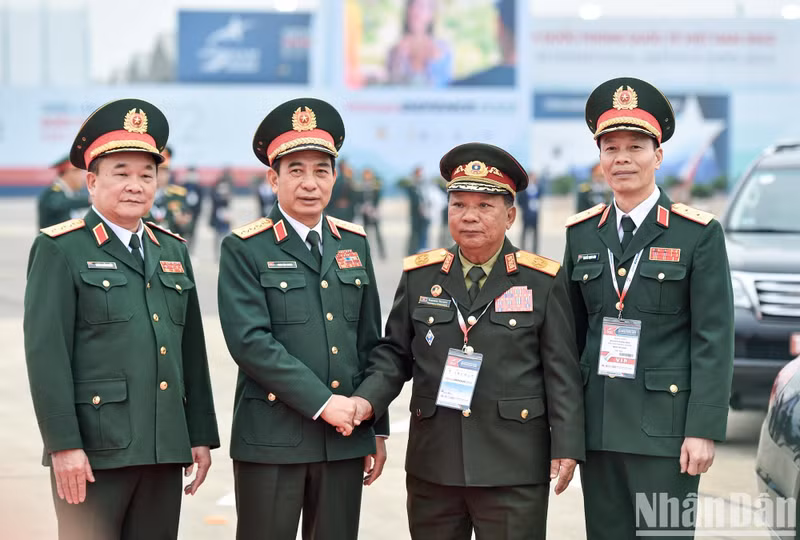Politburo member, Vice Secretary of the Central Military Commission and Minister of Defence, General Phan Van Giang welcomes Politburo member, Deputy Prime Minister and Defence Minister of Laos, General Chansamone Chanyalath.