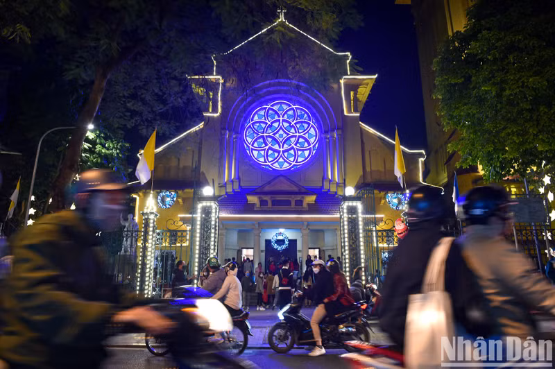 The festive Christmas atmosphere is in the air in front of Cua Bac Church in Ba Dinh District, Hanoi. (Photo: Thanh Dat)