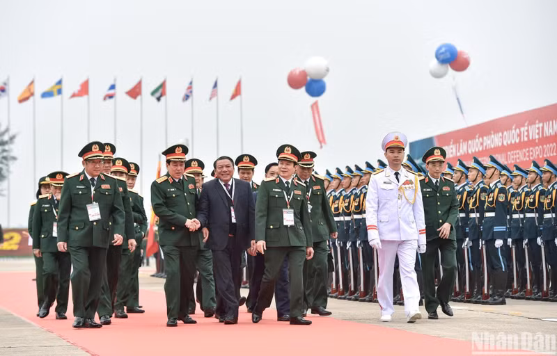 Politburo member, Director of the General Department of Politics under the Vietnam People's Army, General Luong Cuong, and other delegates at the opening ceremony.