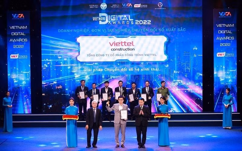 At the award ceremony (Photo: thoibaotaichinhvietnam.vn)