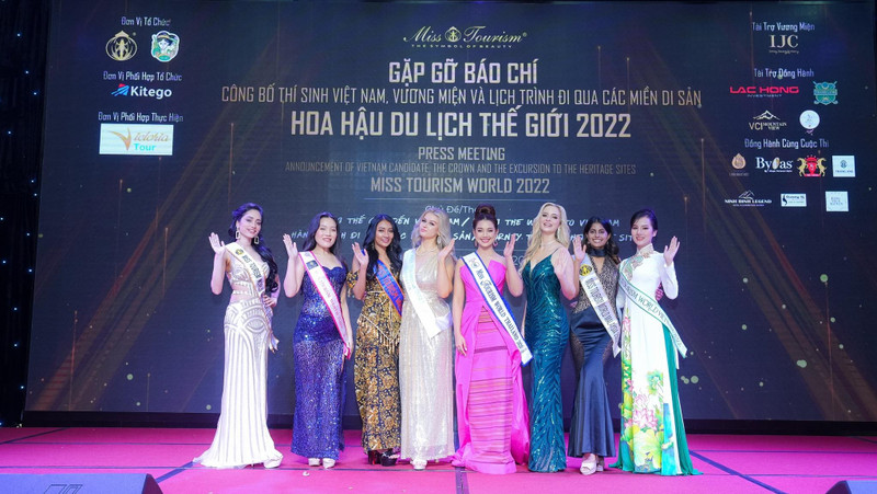 Le Thi Huong Ly (first from right) and other beauties at the press conference. (Photo: thanhnien.vn)