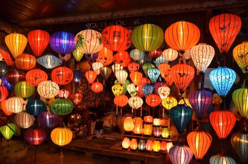 In Hoi An, you don’t have to wait until the Mid-Autumn Festival to see colourful lanterns as they are hung everywhere throughout the downtown as decorations.
