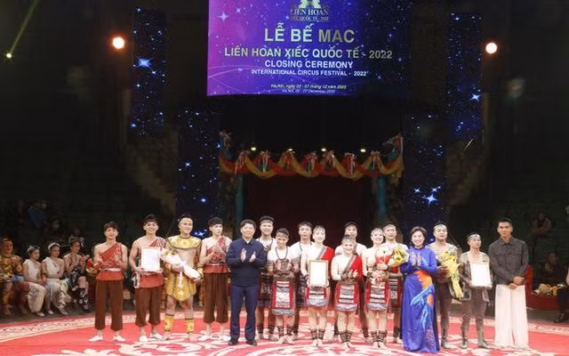 Gold medallists awarded at the closing ceremony (Photo: VTV) 