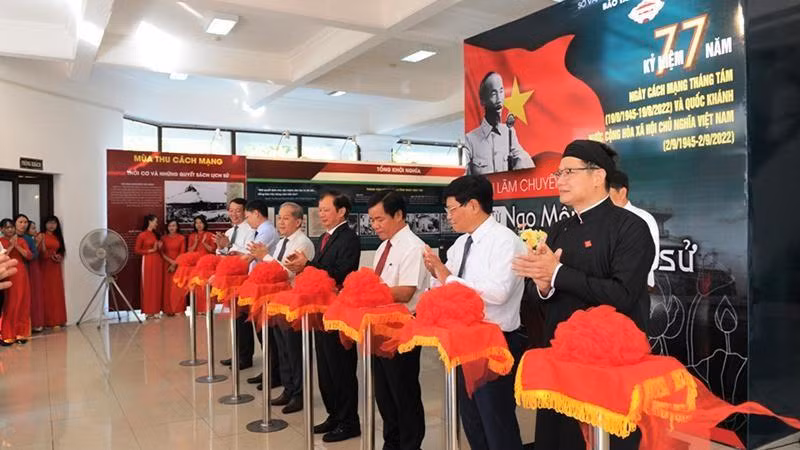 Delegates cut a ribbon to open the exhibition