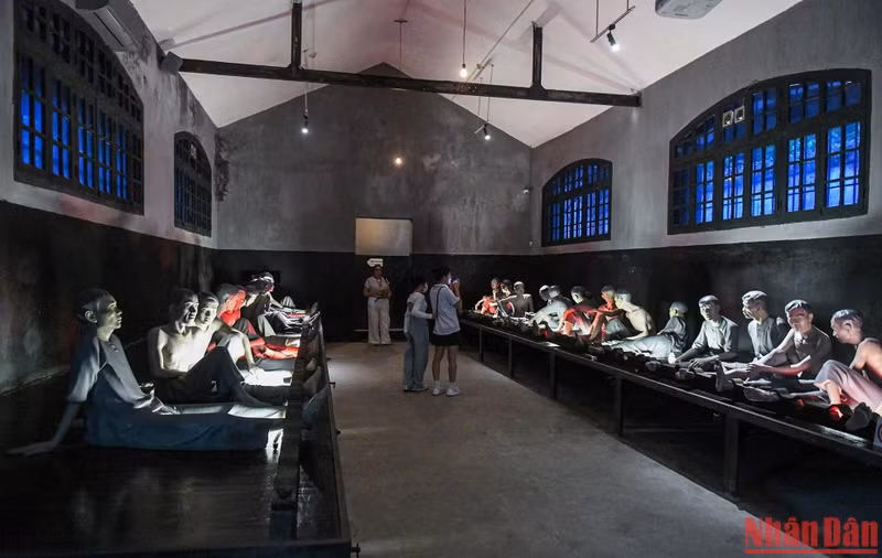 A model depicting revolutionary soldiers detained at Hoa Lo Prison.