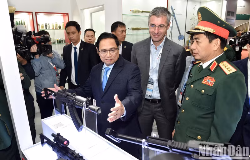Prime Minister Pham Minh Chinh joins delegates to visit a stall at the expo.