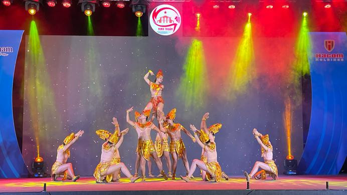 An art performance at the opening ceremony. (Photo: hanoimoi.com.vn)