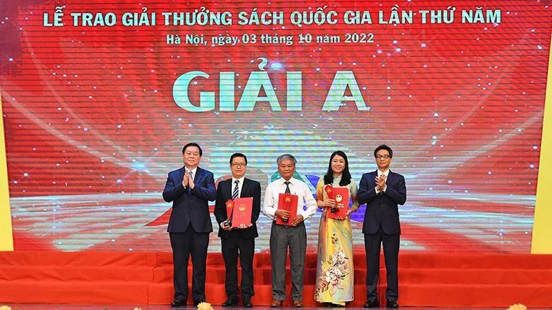 Winners of the A prize awarded at the event (Photo: NDO/Thuy Nguyen)