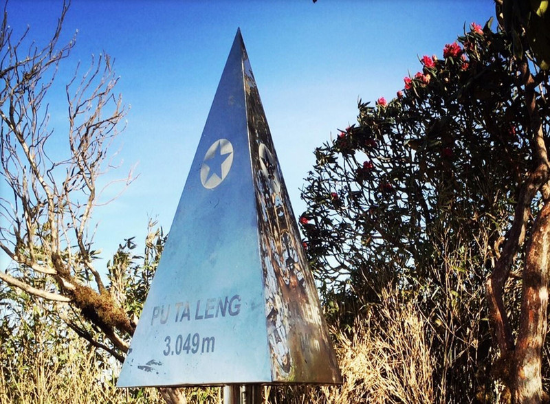 The steel pyramid marking the peak of Pu Ta Leng Mountain is the final destination that every mountain climber wants to touch and take pictures with. (Photo: laichau.tourism.vn)