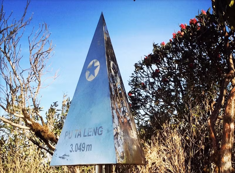 The steel pyramid marking the peak of Pu Ta Leng Mountain is the final destination that every mountain climber wants to touch and take pictures with. (Photo: laichau.tourism.vn)