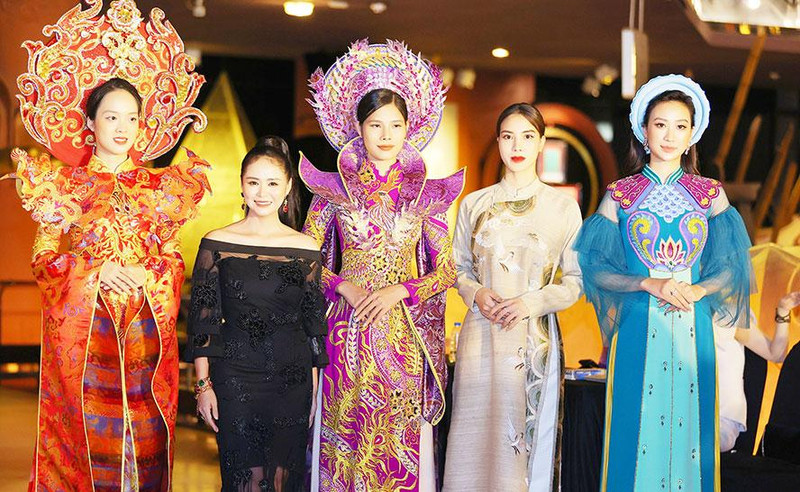 Several Ao Dai designs to be featured at the fashion shows. (Photo: hanoimoi.com.vn)