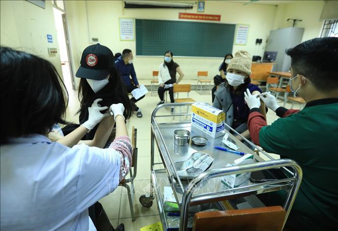 People get booster shots of COVID-19 vaccine (Photo: VNA) 