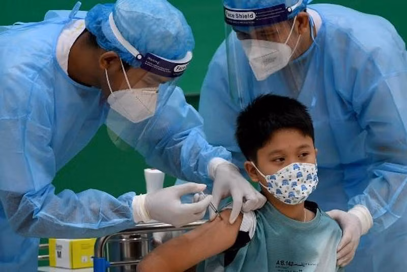 A child receives the COVID-19 vaccination (Photo: NDO)