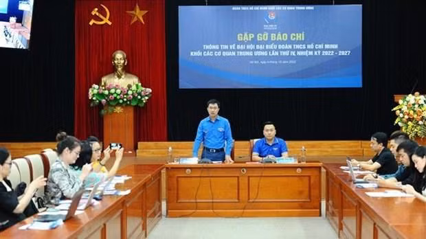 Bui Hoang Tung, Secretary of the HCYU Committee of the Central Agencies Bloc, speaks at the press meeting on October 4. (Photo: VNA)