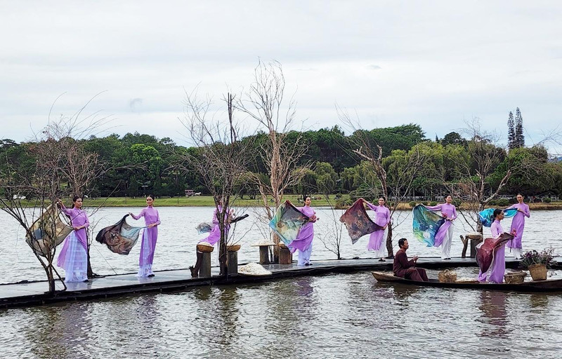 Fashion show honours charm of Vietnamese silk (Photo: thanhnien.vn)