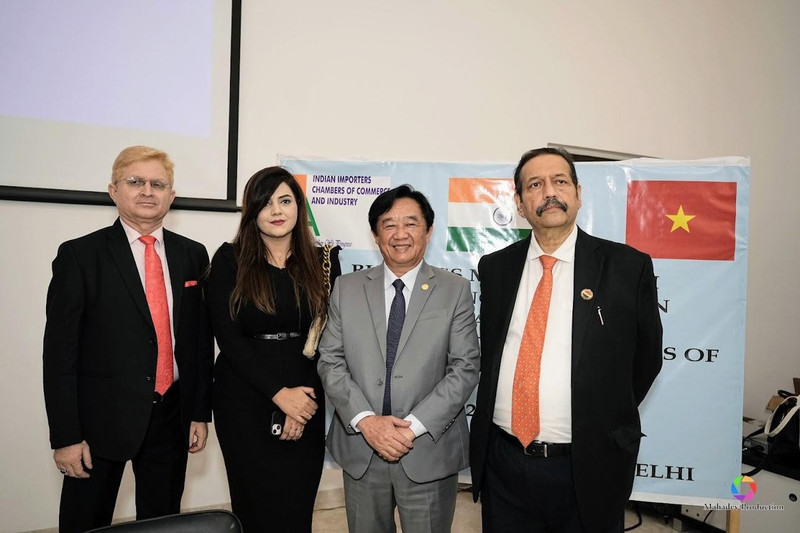 Permanent deputy secretary of Binh Duong provincial Party Committee (third from left) and Indian businesses (Photo: moit.gov.vn)