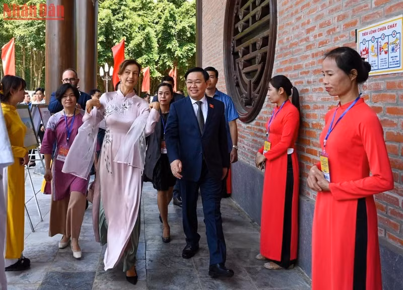 National Assembly Chairman Vuong Dinh Hue (R) and UNESCO Director-General Audrey Azoulay attended the ceremony.