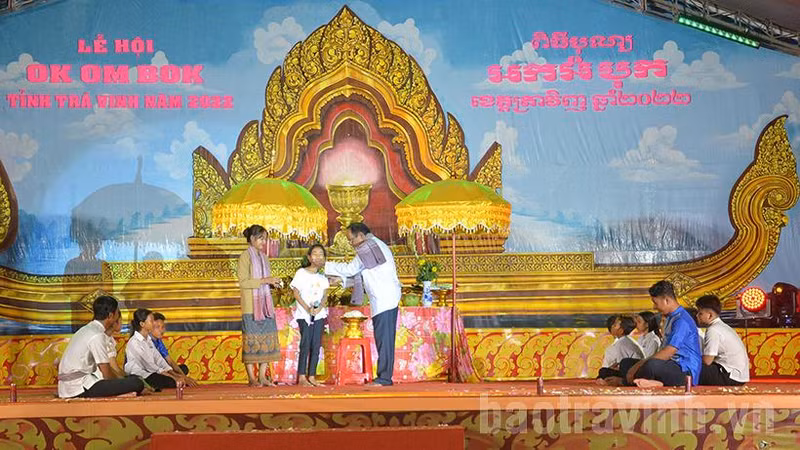 Khmer people in Tra Vinh celebrate Ok Om Bok Festival (Photo: baotravinh.vn)