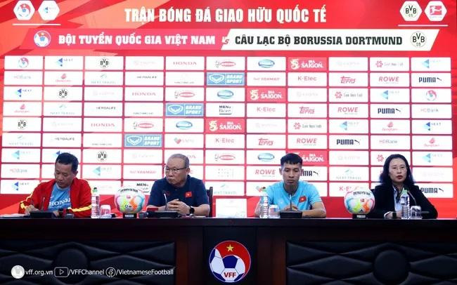 At the press conference (Photo: VTV)