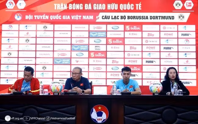 At the press conference (Photo: VTV)
