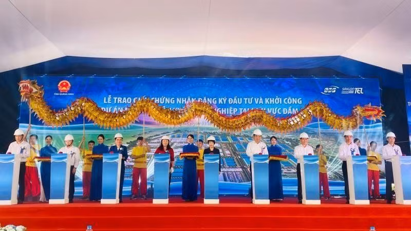 Delegates mark the start of work on the Quang Yen electronics factory on September 1. (Photo: NDO/Quang Tho)