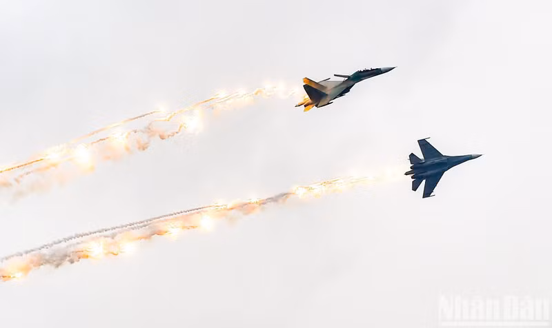 Su-30 fighters perform at the opening ceremony.
