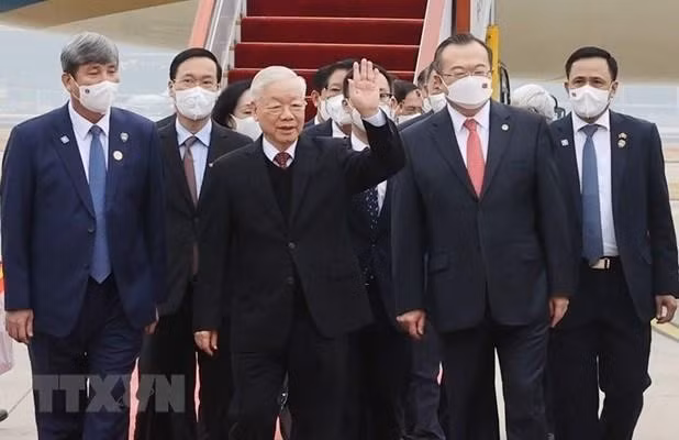 General Secretary of the Communist Party of Vietnam (CPV) Nguyen Phu Trong (middle, front) at Beijing International Airport (Photo: VNA)