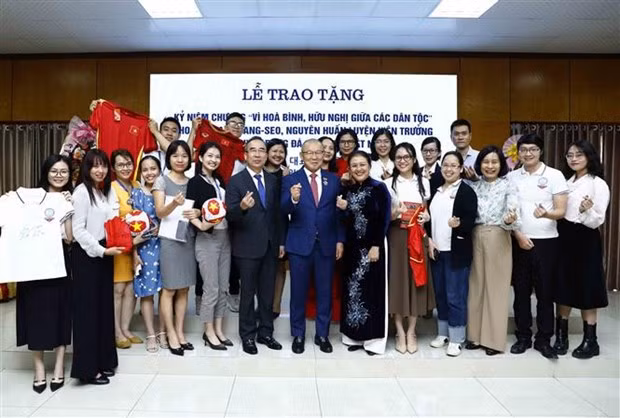Park Hang-seo and Vietnamese fans at the event. (Photo: VNA)