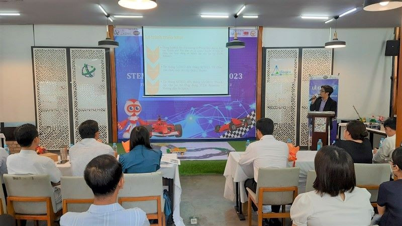 At the launch ceremony of the 7th STEM Robot Challenge.