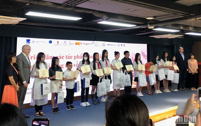 Winners of composition contests about European characters honoured