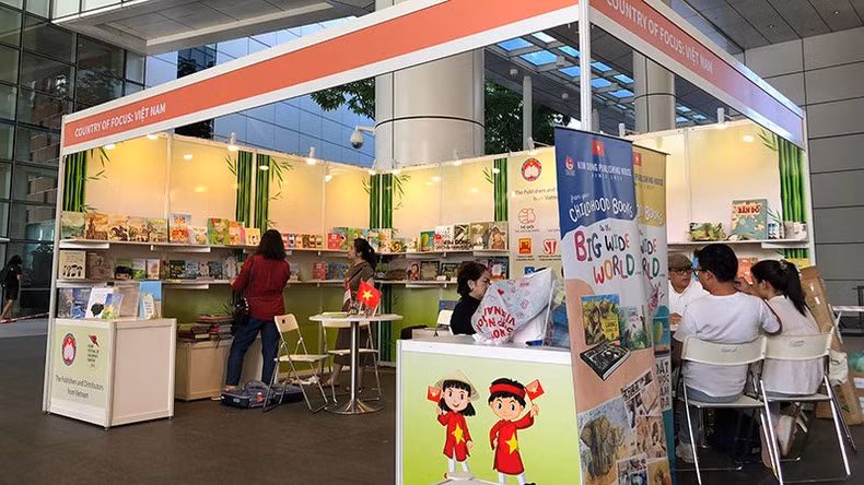 Vietnam book display booth at the fair.