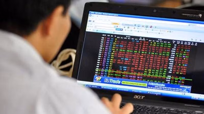 VN-Index slips marginally