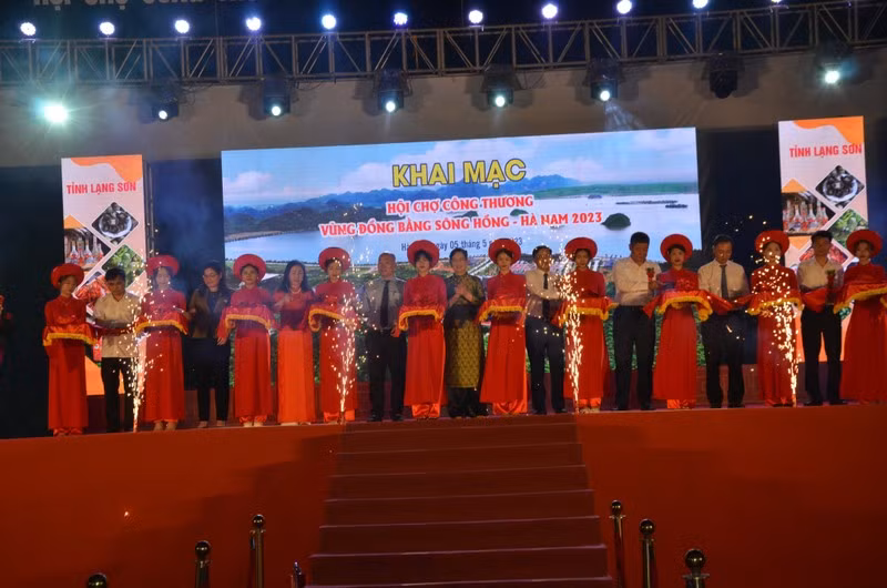Delegates cut the ribbon to open the Red River Delta Industry and Trade Fair - Ha Nam 2023.