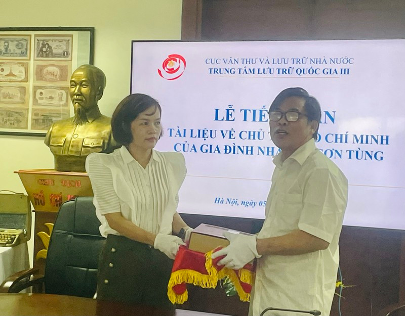 Writer Son Tung’s family presents documents about President Ho Chi Minh