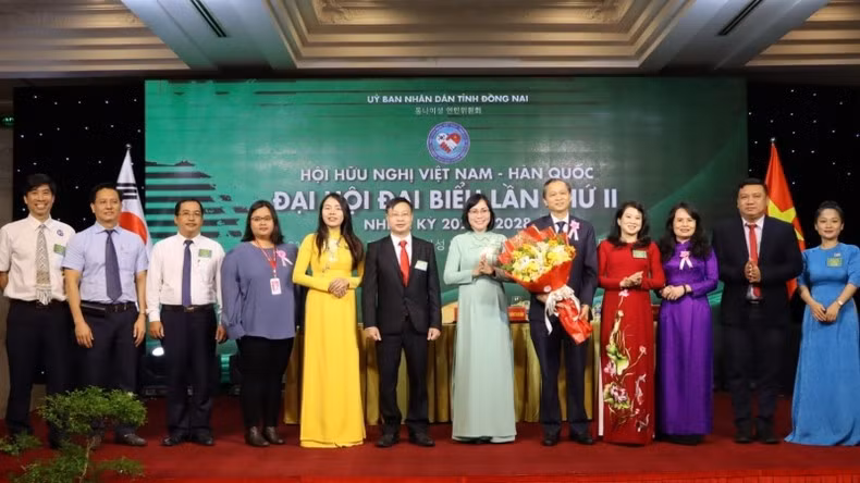 Leaders of Dong Nai province give flowers to congratulate the elected members of the Executive Committee of the Vietnam-RoK Friendship Association of Dong Nai province, for the 2023-2028 term.