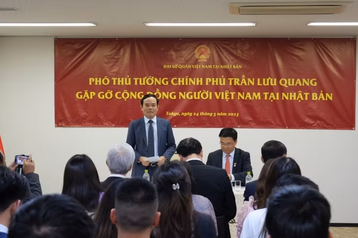 Deputy Prime Minister Tran Luu Quang speaks at the meeting at the Vietnamese Embassy in Japan (Photo: VOV)