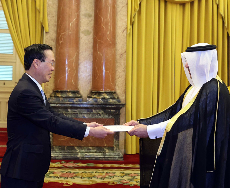 President Vo Van Thuong (left) receives credentials from Qatari Ambassador Khalid Ali Abdullah Abel. (Photo: VNA)