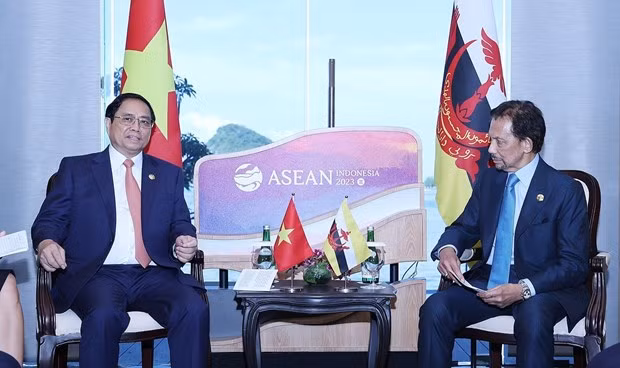 Prime Minister Pham Minh Chinh (L) meets Sultan Haji Hassanal Bolkiah of Brunei Darussalam. (Photo: VNA)