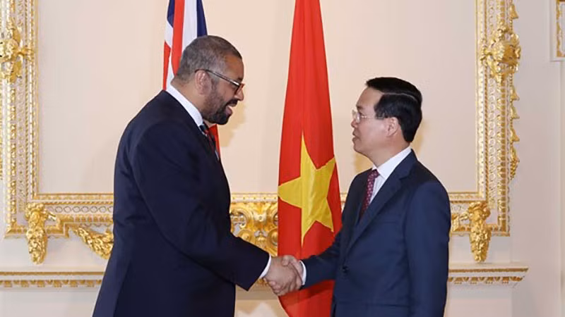 State President Vo Van Thuong (R) and UK Secretary of State for Foreign, Commonwealth and Development Affairs James Cleverly. (Photo: VNA)