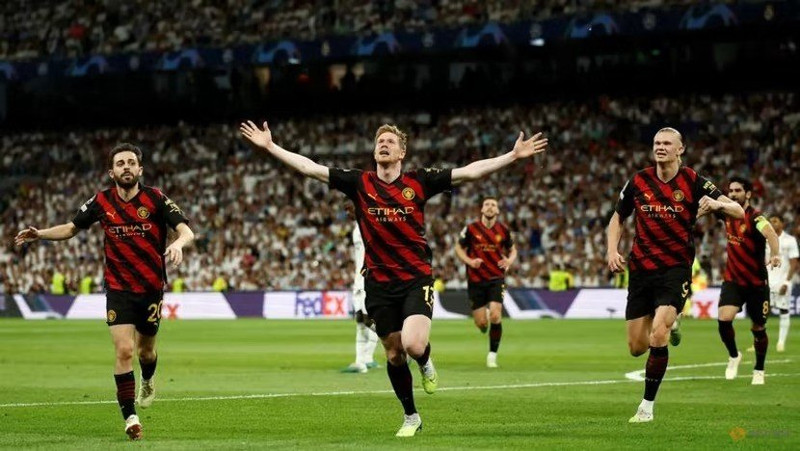 Manchester City’s Kevin De Bruyne celebrates scoring their first goal with teammates. (Photo: Reuters)